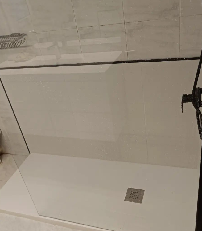 Antes y después de cambio de bañera por plato de ducha en Vizcaya