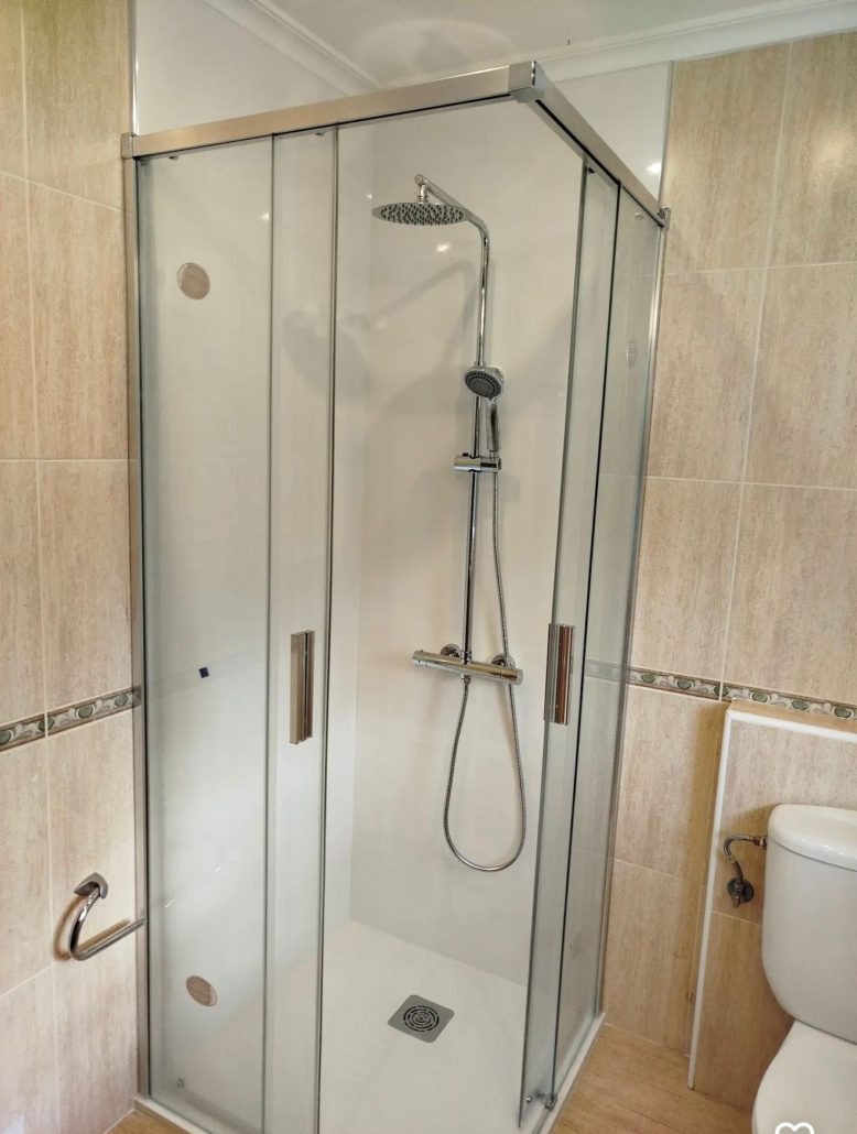 Cambio de bañera por ducha a ras de suelo para mejorar accesibilidad