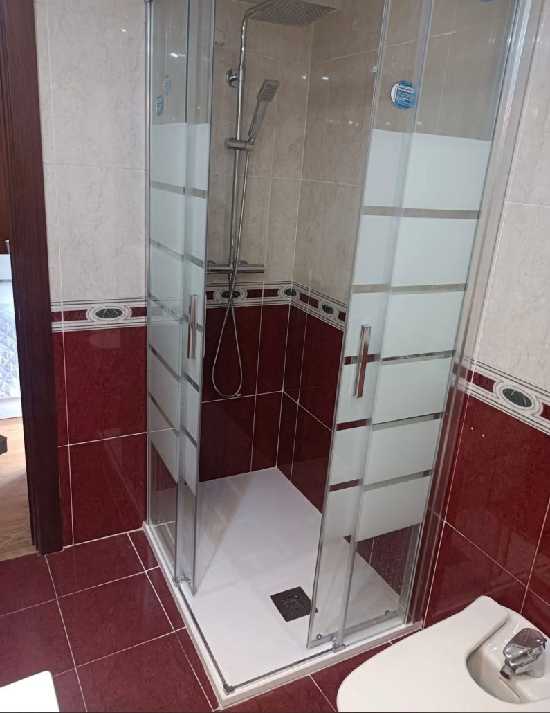 Instalación de mampara con perfilería negra de diseño en Vizcaya