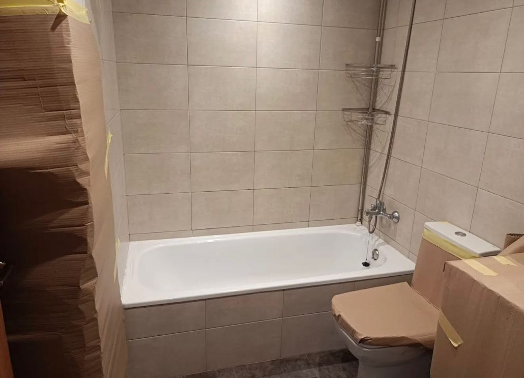 Protección de zonas comunes y limpieza durante la obra en el baño