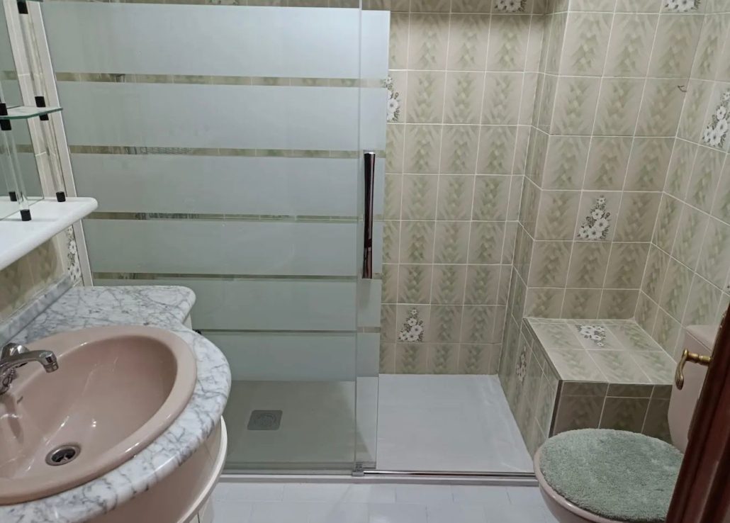 Detalle de alicatado y remates tras retirar bañera vieja