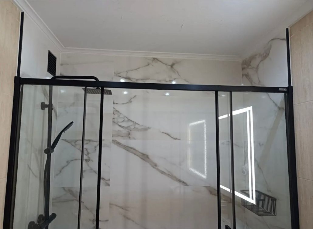 Catálogo e instalación de mamparas de ducha modernas en Sopelana
